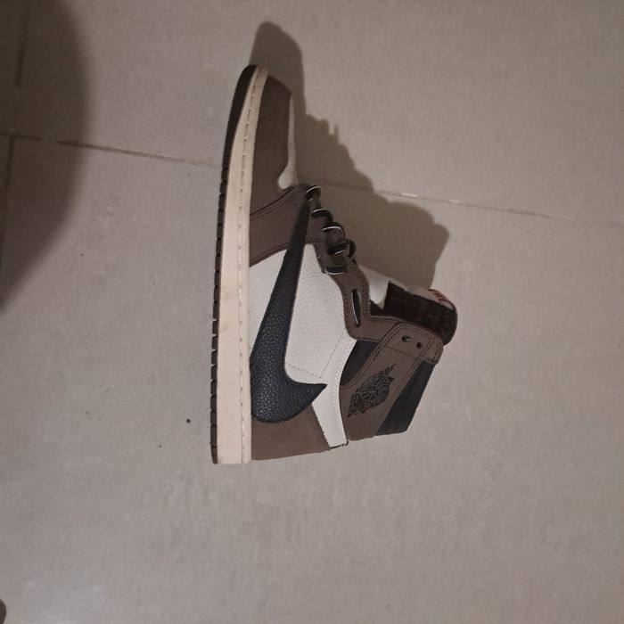 Продавам jordan 4 travis scott 1 I travis scott lol