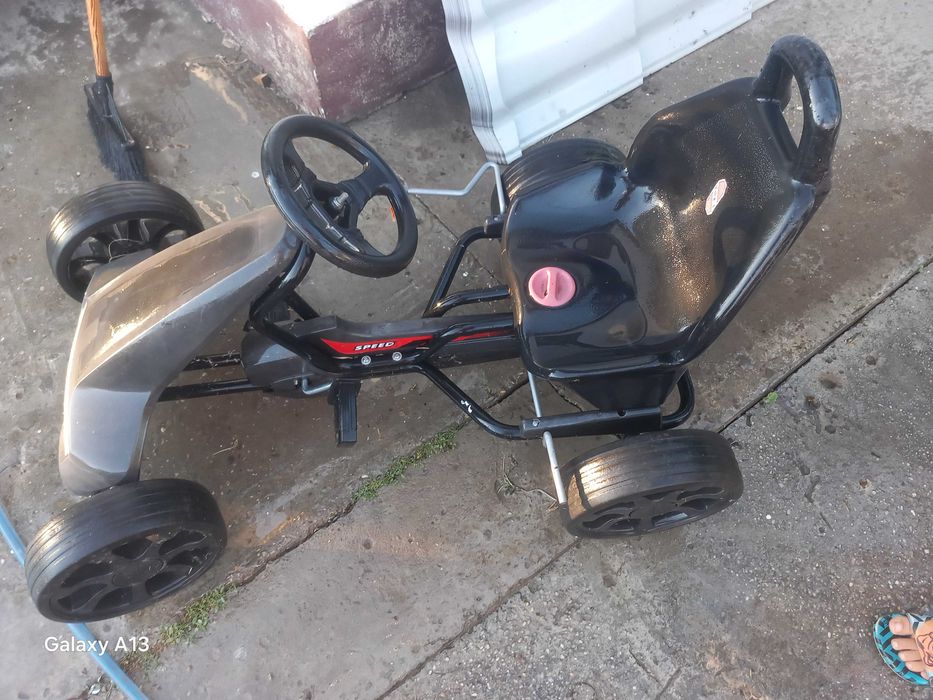 Cart cu pedale.