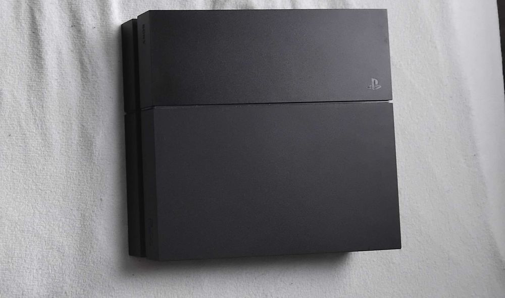 Продавам PS4 slim