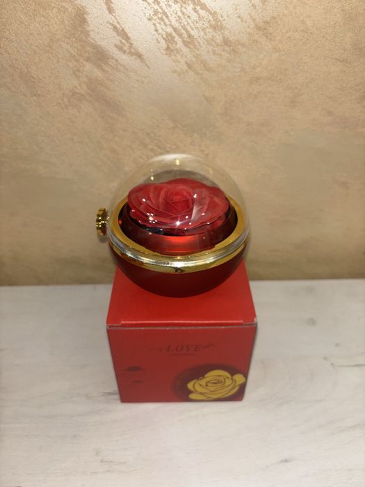 Cadou Valentine’s Day – Trandafir etern sub cupolă cu colier inimă