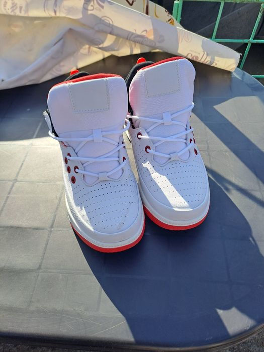 Vând adidasi giordăn