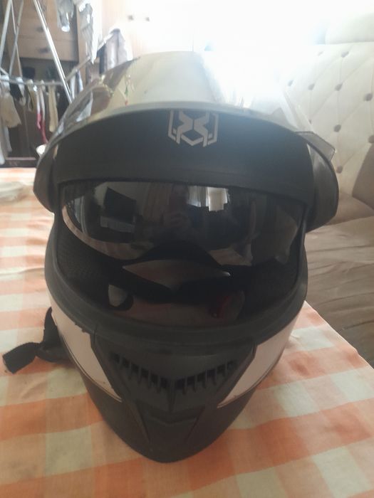 Шлем AXK среднего размера б/у