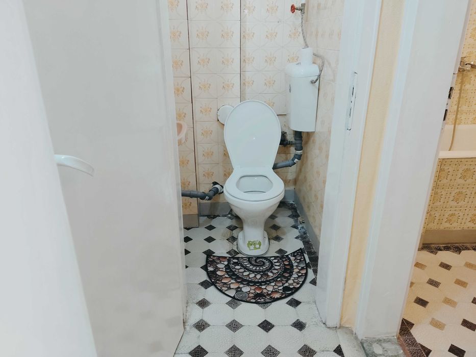 Продава  четиристаен с гараж в центъра