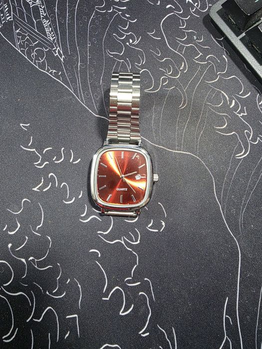 Часы  Quartz красные