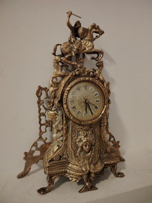 Superb ceas de șemineu din bronz masiv Baroc ,piesa cu o lucrătură de o foarte mare finețe ,mecanism Quartz funcțional,h 44 cm