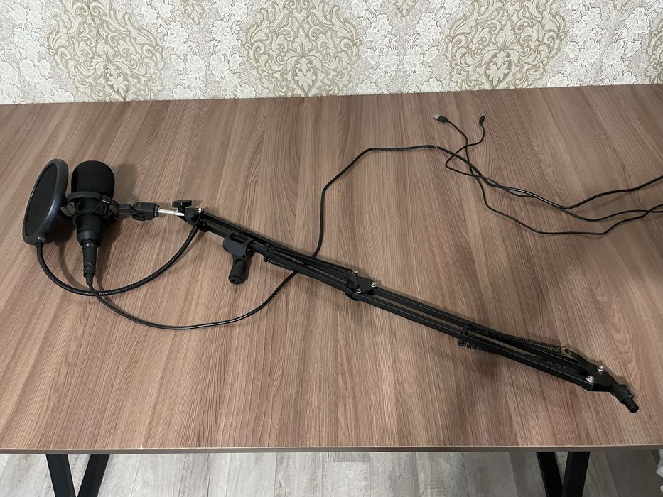 Игровой компьютер/Игровые девайсы/2 Монитора/ Саббуфер и 2 колонки.