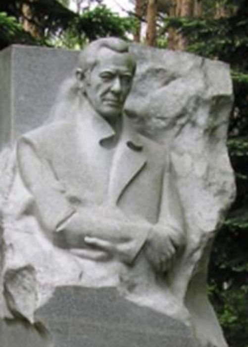 Бюсты,памятники,мемориалы