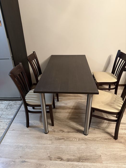 Маса с метални крака.