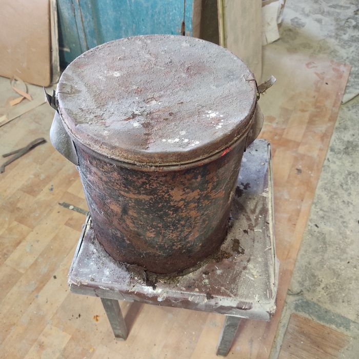 Продам  краску красный и градусник