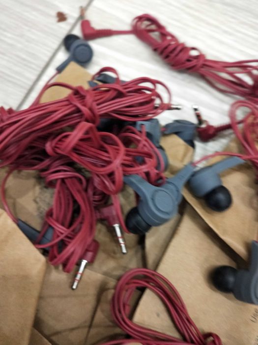 Продам новые наушники.
