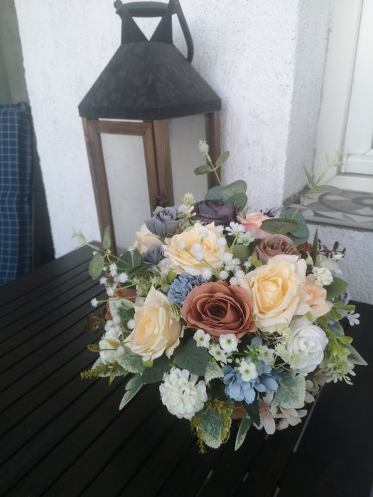 Аранжировки за маса от изкуствени цветя