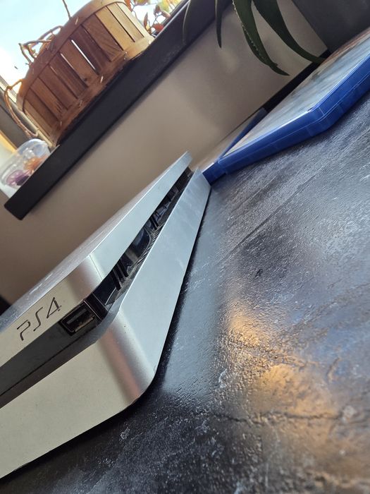 PS4 SLIM Silver + controller