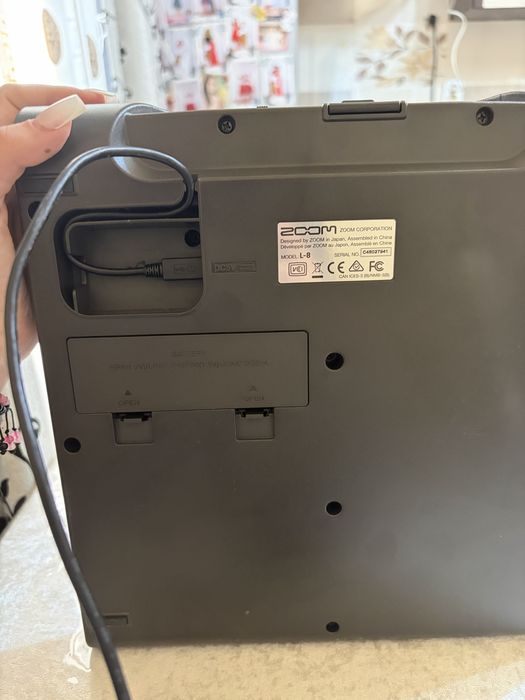 Vand mixer si microfon,in stare foarte buna.Detalii in privat!