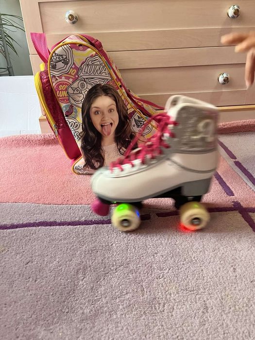 Светещи ролкови кънки BYOX и чанта за тях на Soy Luna