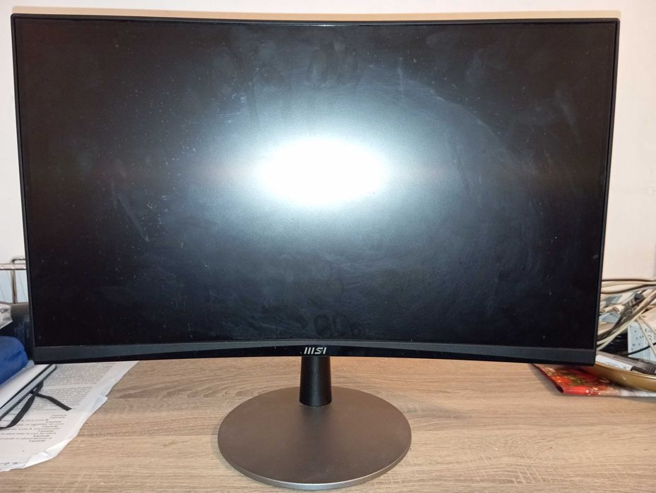 Monitorul MSI PRO MP2422C, model curbat