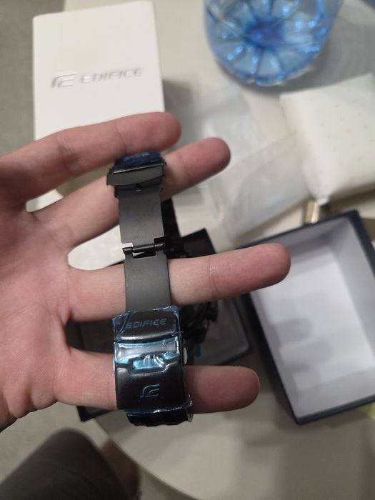 Нов часовник Casio Edifice Red Bull
