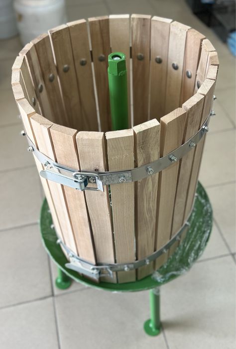 Преса за грозде българско производство/39л/.Размер на коша-35/45 см