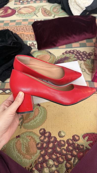 Аяқ киімдер сатылады