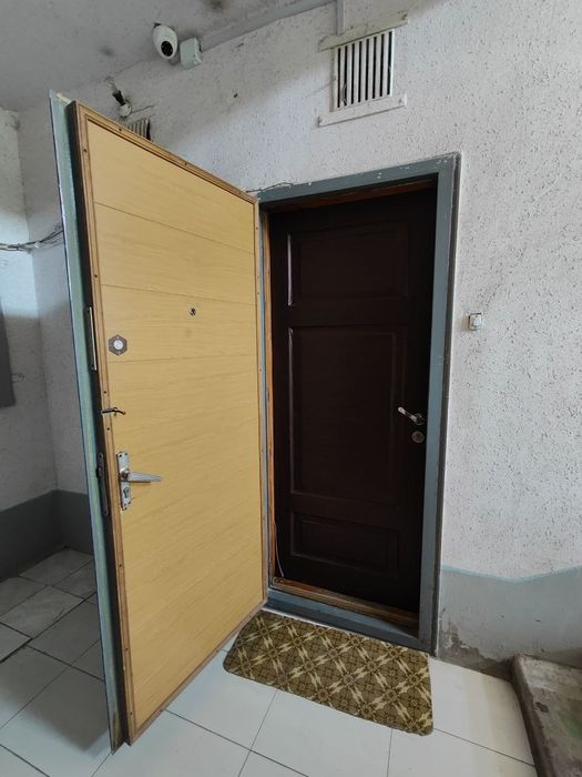 Продам железную и деревянную  дверь
