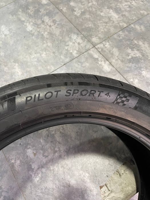 Michelin Pilot Sport 4  245/45R19