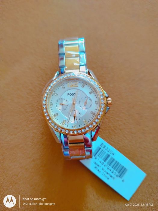 Продавам чисто нов дамски часовник Fossil