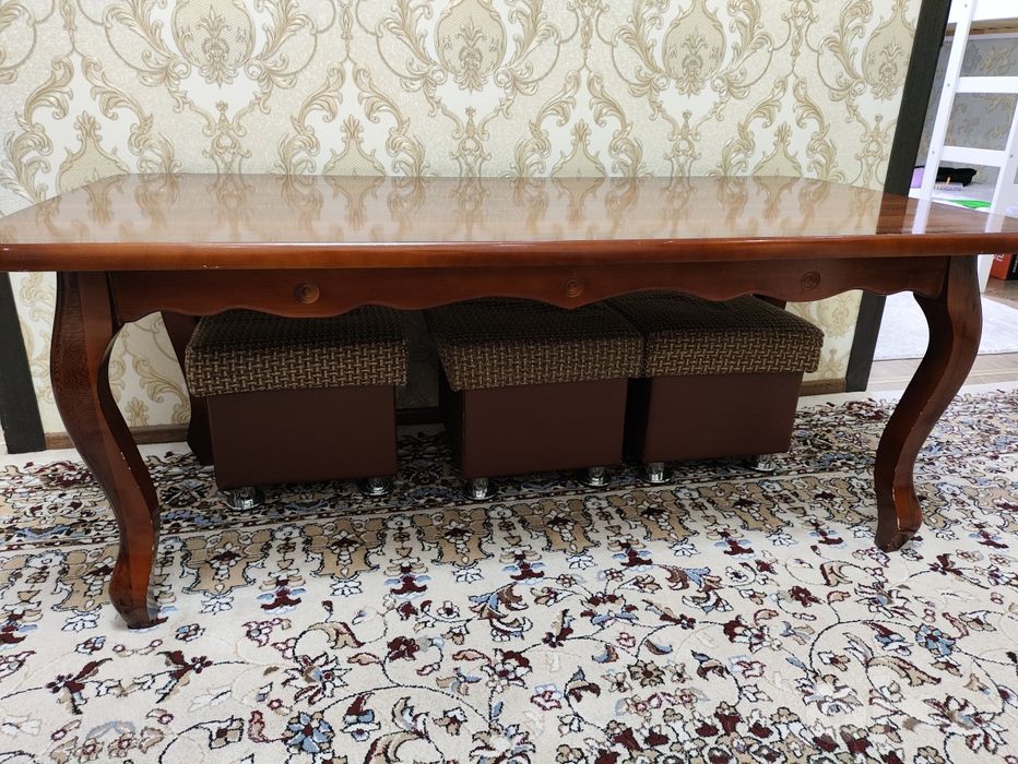 Продам стол 1.6м на 0.8м + 4 пуфика