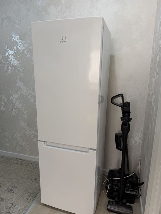 Продам Холодильник indesit