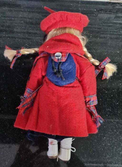 Кукла Аврора и ретро кукла с порцеланова глава и крайници