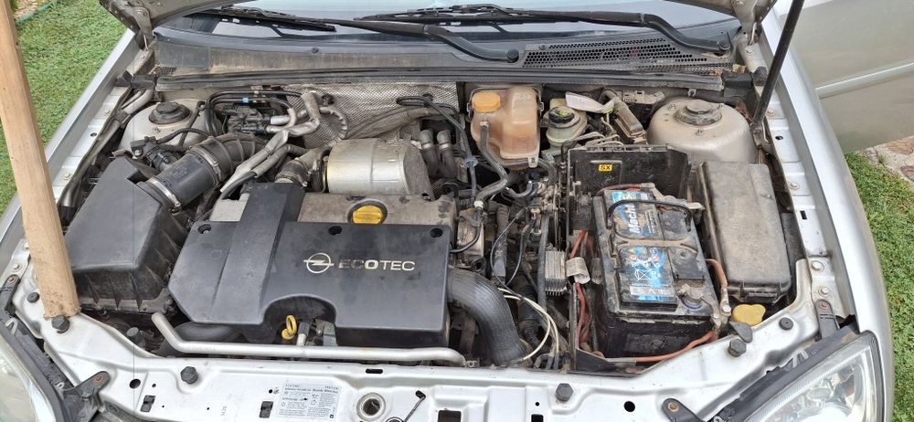 Dezmembrez opel Vectra 2,2 dizel 2004 funcționează. Radiată.