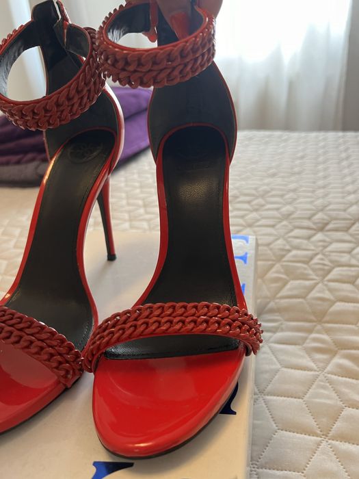 Елегантни дамски обувки