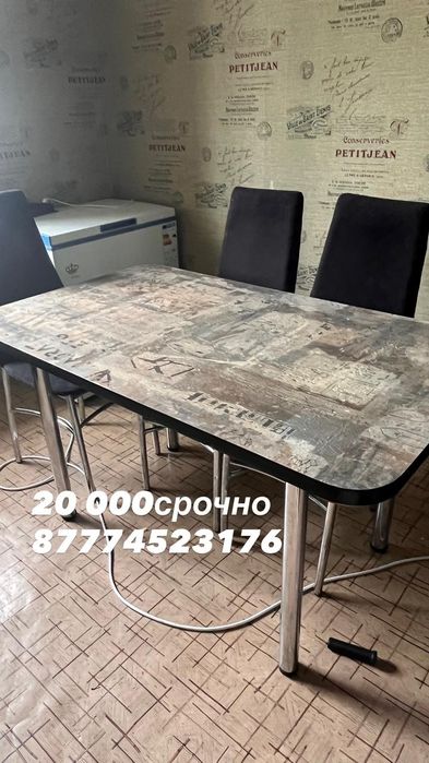 Комод и стол со стульями