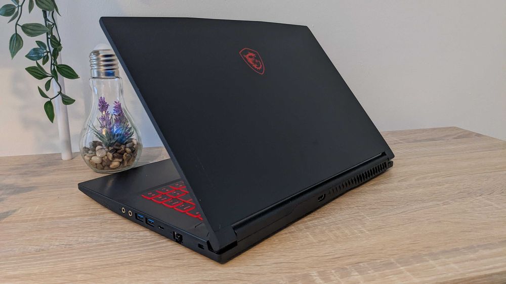 Noutbuk MSI. 8gb ram. 4gb videokarta. 6 mln
