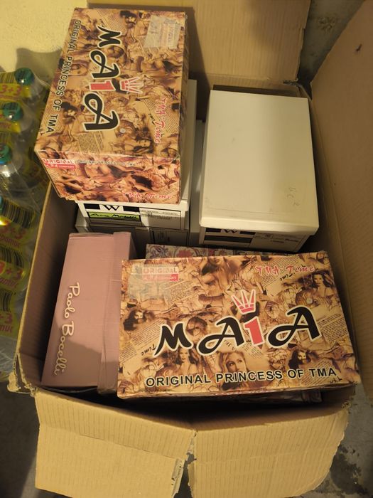 Цял кашон с дамски обувки 16-17 броя