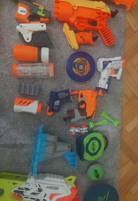 Colecție pistoale și ținte de jucărie NERF
