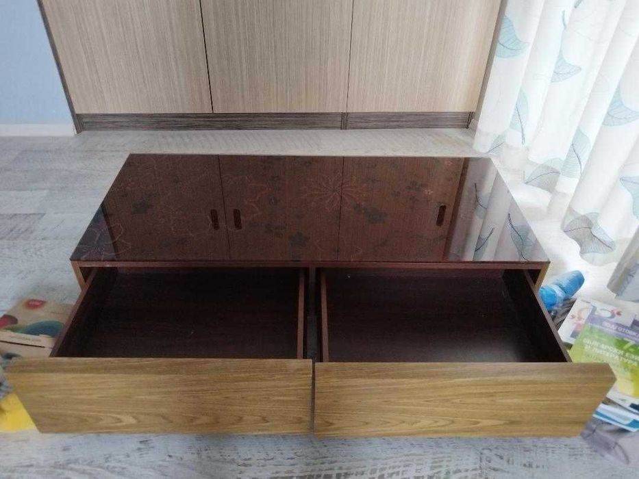 Шкаф с рисувано темпериарно стъкло, с две чекмеджета