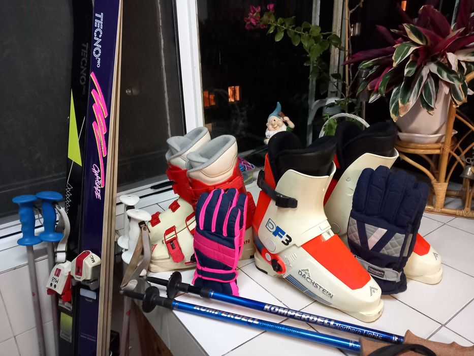 Ски, автомати, ски обувки, щеки и термо ръкавици.