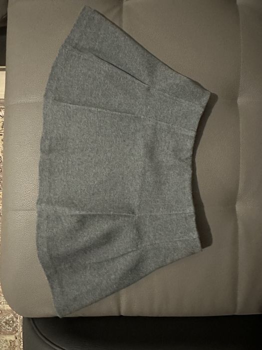 Серая мини юбка от Mango