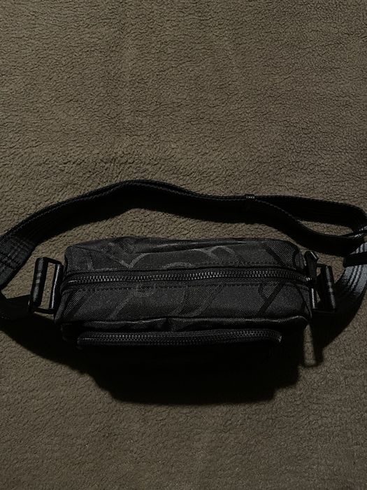 Черна чантичка Burberry – много екстри – стилен дизайн