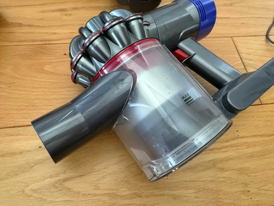 Dyson V8 Absolute (SV10) – Безкабелна прахосмукачка (За части/ремонт) + аксесоари