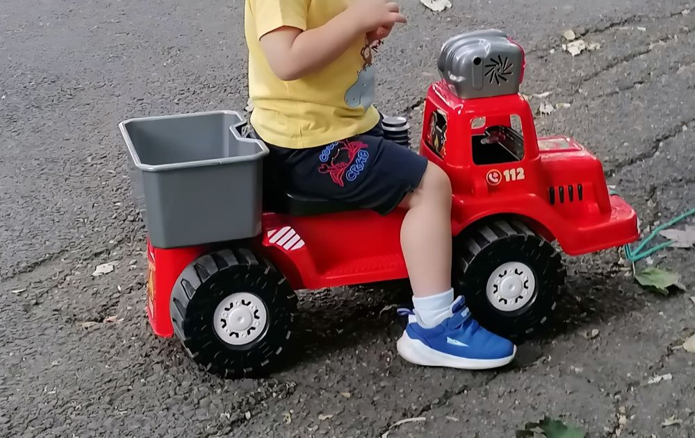 Masină de pompieri uriașă + cască