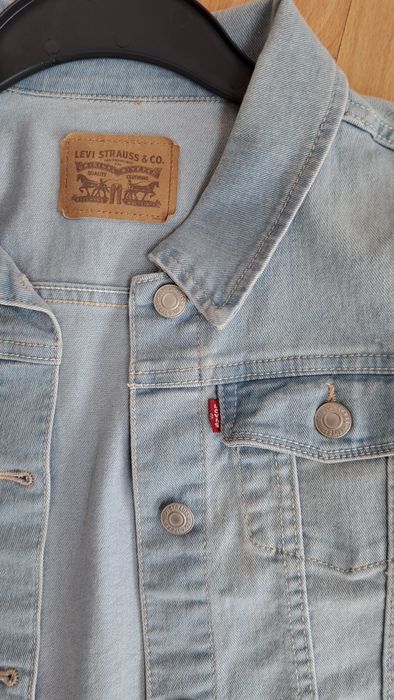 Vând Geacă originală Levi’s din denim, fete 13 ani