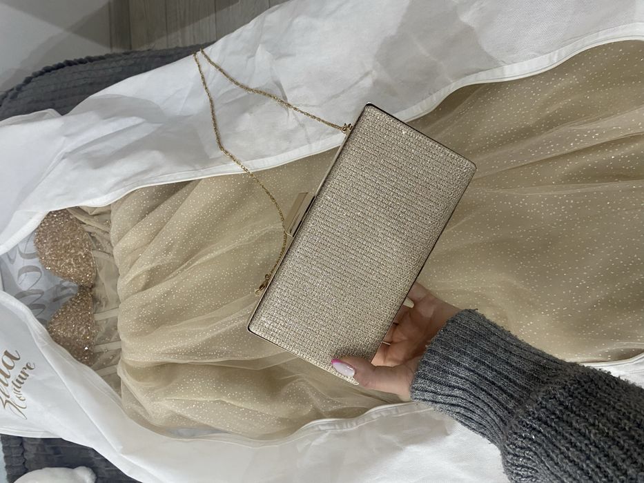 Бална рокля и чанта – елегантна и стилна