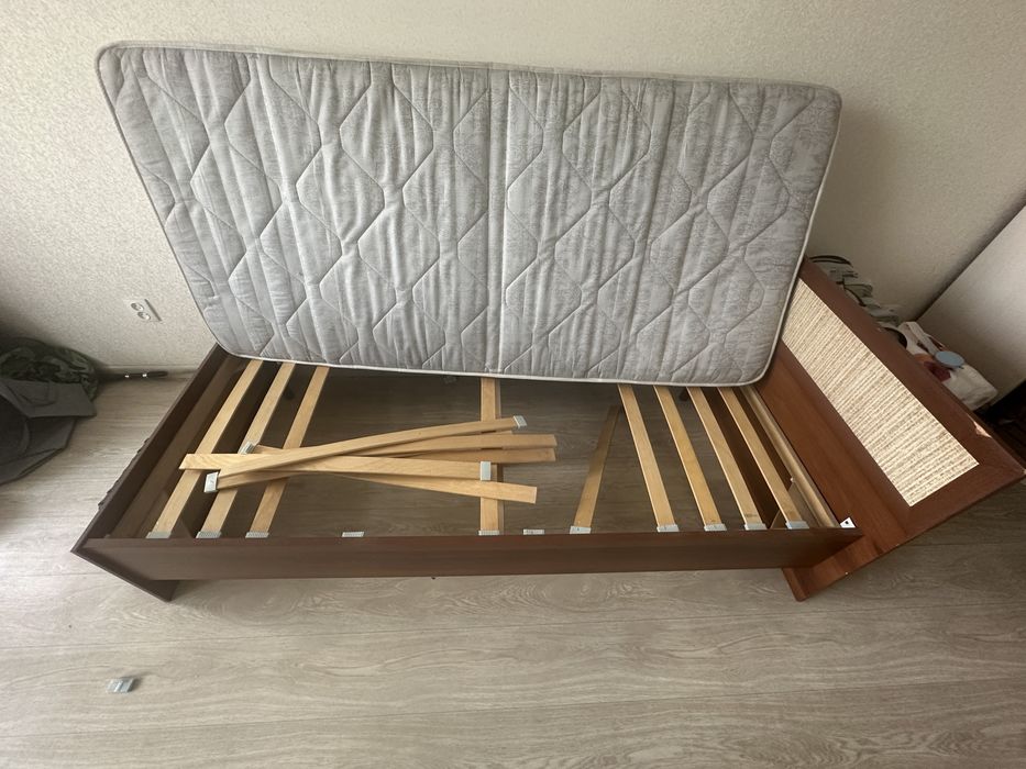 Кровать с матрасом