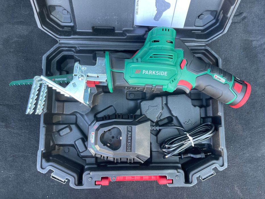 Саблен трион 12 волта нов внос от Германия в комплект,батерия 2Ан, зар