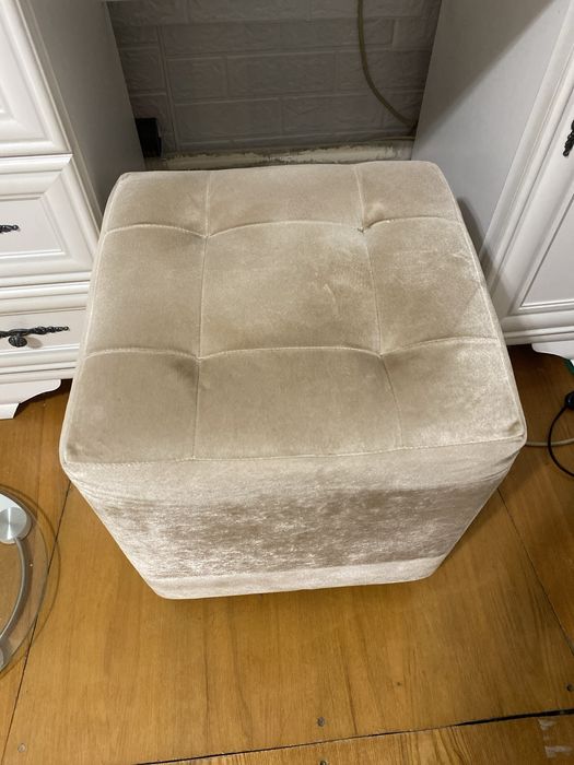 Столик для спальн с пуфигом