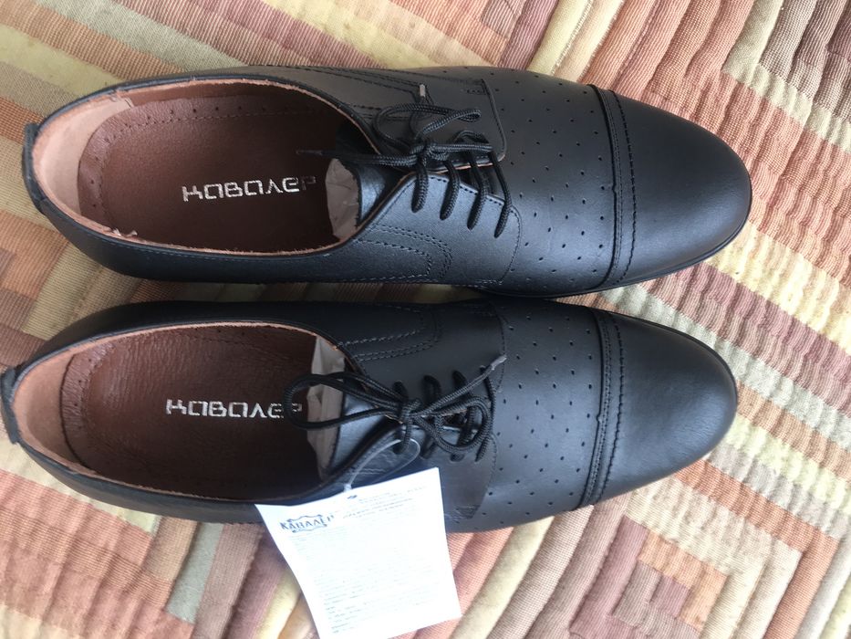 Налични  .  Обувки  от  естественна  кожа  / номер  44  на  дупки    .