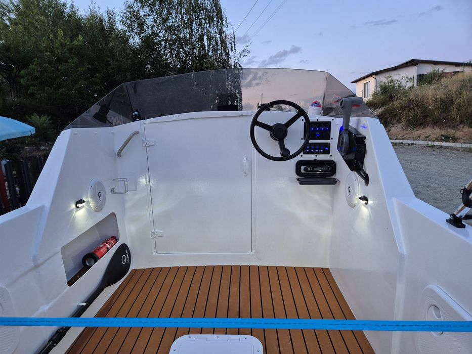 Barca cu motor+perdioc înmatriculat