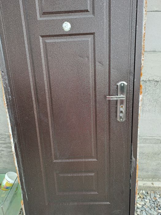 Vand usa bloc prezintă defecte puțin folosita