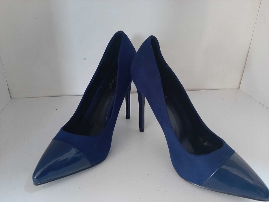 Тъмно сини обувки на ток