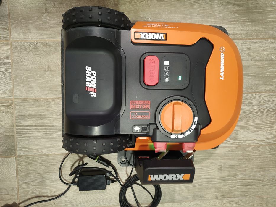 Robot de tuns gazonul Worx WR141E pentru 500mp